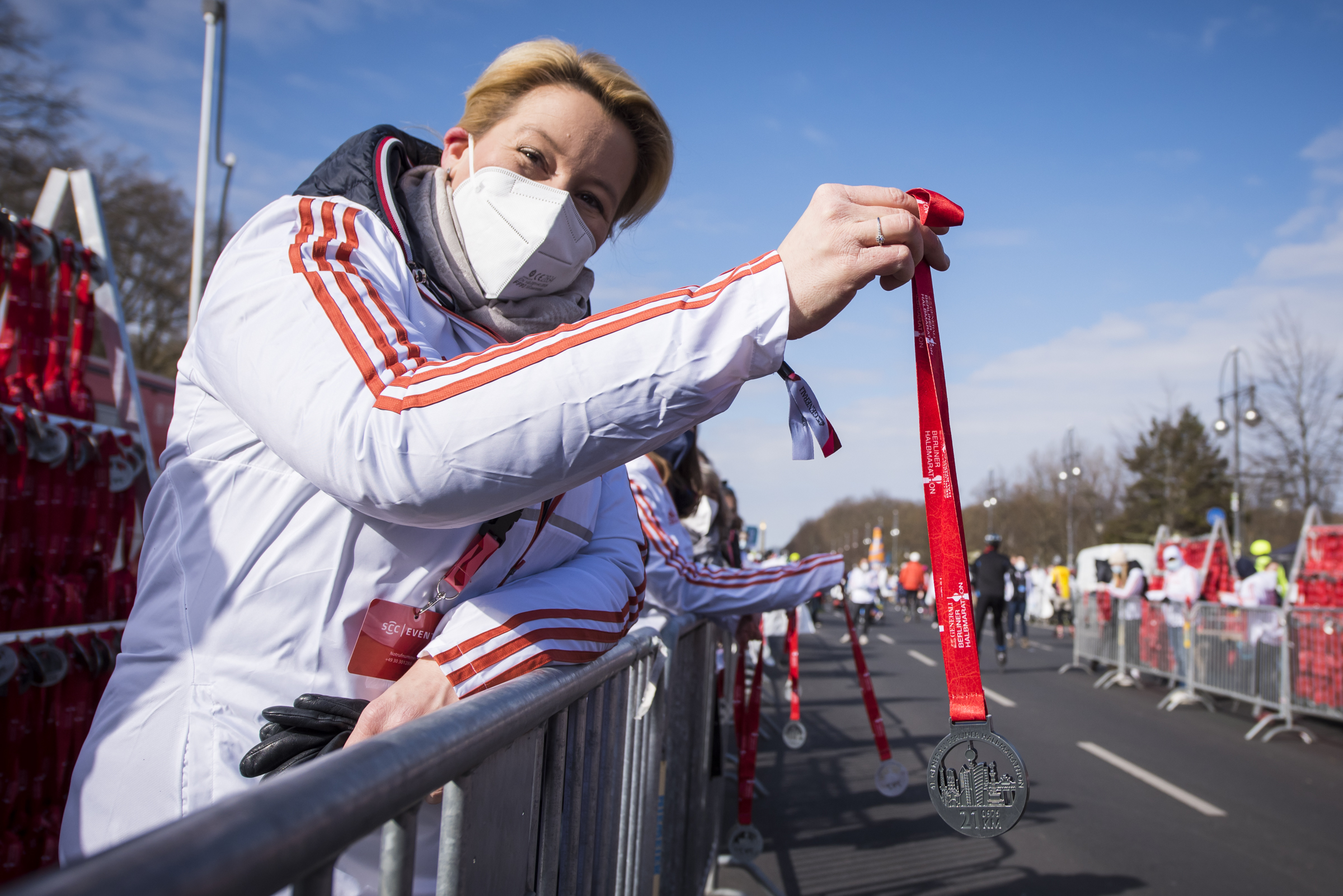 Ein Helfer mit Schutzmaske beim Generali Berlin Halbmarathon