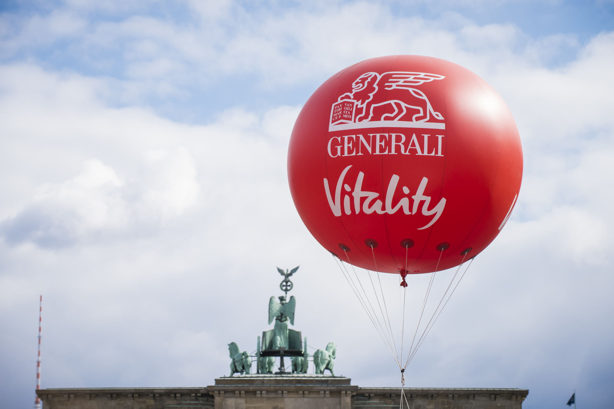 Generali Vitality Ballon über dem Brandenburger Tor