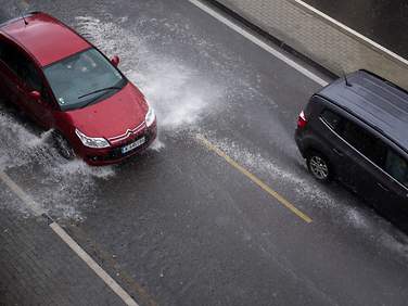 Autosfahren auf einer regennassen Straße.