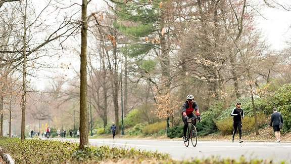 Fahrrad-Fahrer, Fußgänger und Jogger im Park
